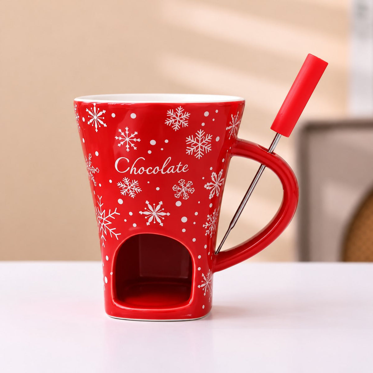 Taza fondue roja con copos de nieve